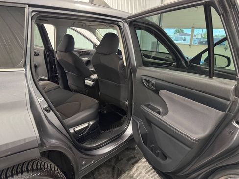 Used 2023 Toyota Highlander LE FWD image 25
