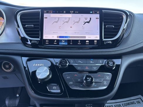 New 2026 Chrysler Pacifica Select image 17