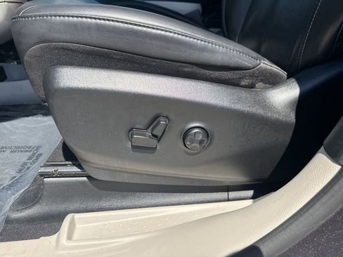 Used 2023 Chrysler Pacifica Touring-L image 10