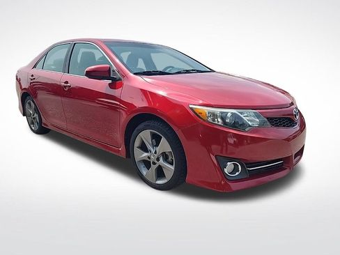 Used 2014 Toyota Camry SE w/ Moonroof Package FWD image 3
