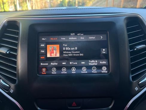 Used 2019 Jeep Cherokee Latitude w/ Cold Weather Group image 22