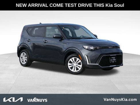 Used 2023 Kia Soul LX image 1