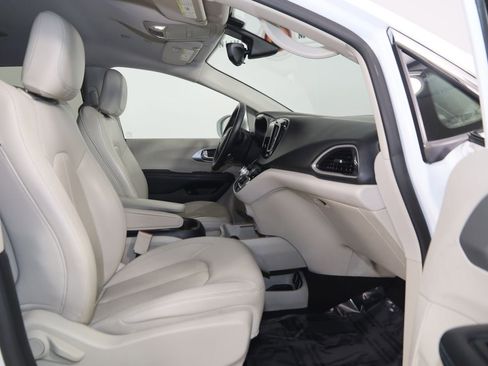 Used 2018 Chrysler Pacifica Touring-L FWD image 11