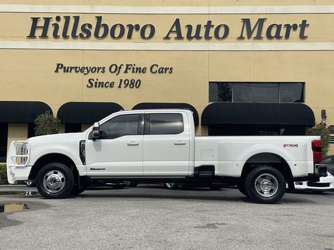 Used 2023 Ford F350 Lariat w/ Lariat Ultimate Package AWD/4WD image 3