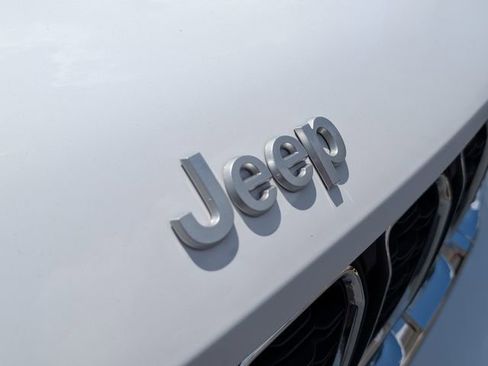 Used 2025 Jeep Grand Cherokee Laredo X w/ Luxury Tech Group I RWD image 5