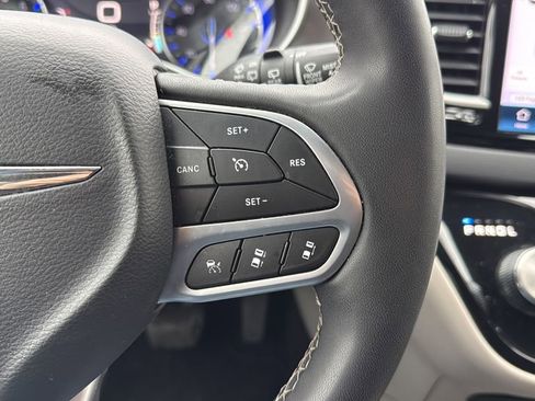 Used 2023 Chrysler Pacifica Touring-L FWD image 29