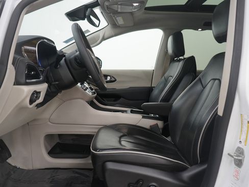 Used 2024 Chrysler Pacifica Limited image 23