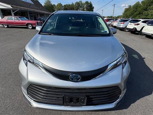 Used 2023 Toyota Sienna XLE AWD/4WD image 17