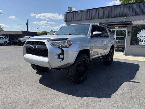 Used 2018 Toyota 4Runner SR5 RWD image 2