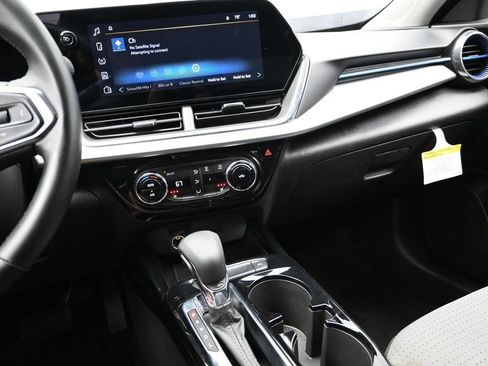 Used 2025 Chevrolet Trax LT w/ LT Convenience Package FWD image 39