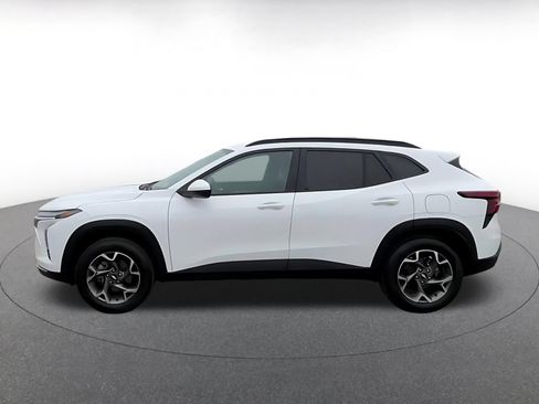 Used 2025 Chevrolet Trax LT FWD image 9