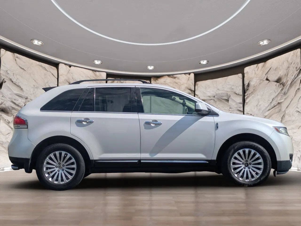 Used 2011 Lincoln MKX 2WD w/ Wood Pkg image 11