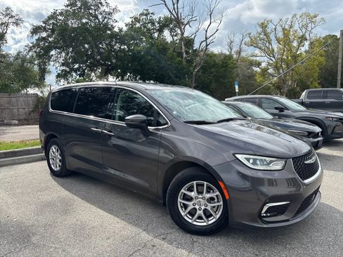 Used 2023 Chrysler Pacifica Touring-L FWD image 5