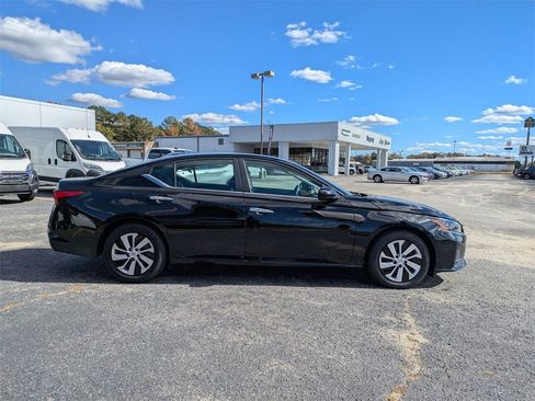Used 2023 Nissan Altima 2.5 SV image 9