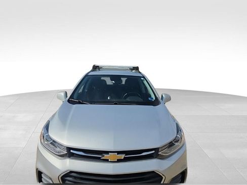 Used 2021 Chevrolet Trax LT FWD image 2