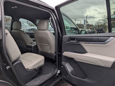 Used 2024 GMC Acadia Elevation image 14