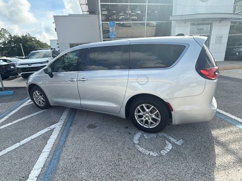Used 2024 Chrysler Pacifica Touring-L FWD image 12