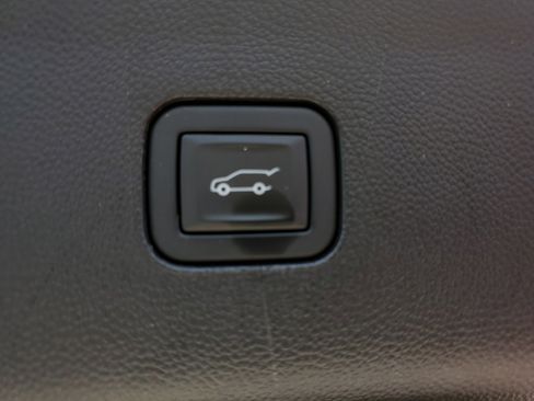 Used 2023 Buick Enclave Essence image 6