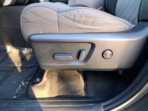 Used 2017 Toyota Tundra SR5 image 32