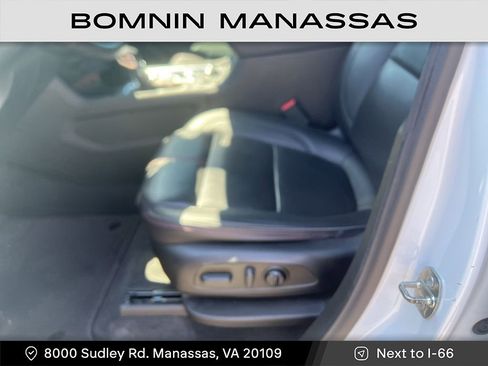 Used 2022 Chevrolet Traverse RS image 8