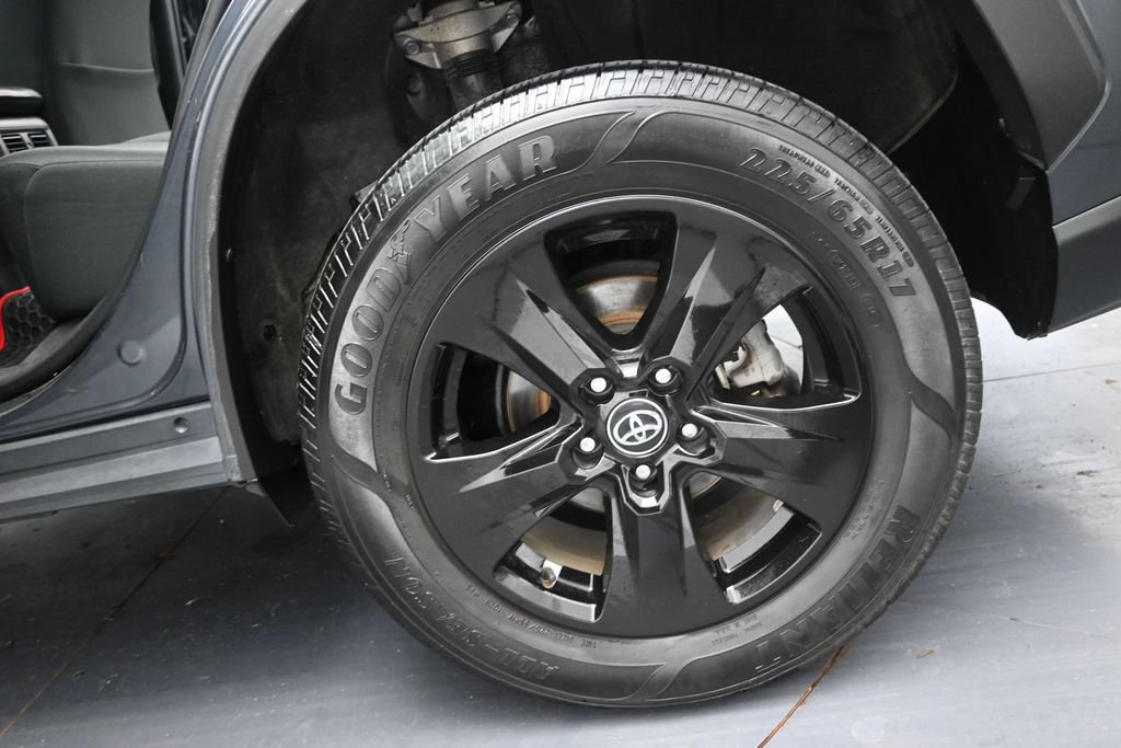 Used 2021 Toyota RAV4 XLE AWD/4WD image 30