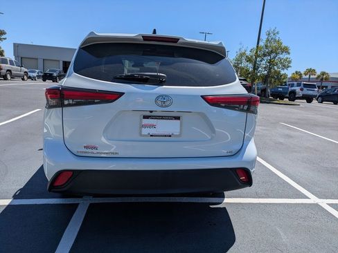 Used 2022 Toyota Highlander LE image 5