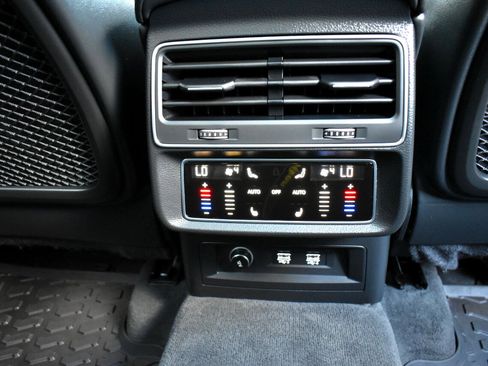 Used 2019 Audi Q8 Prestige w/ Luxury Package image 40