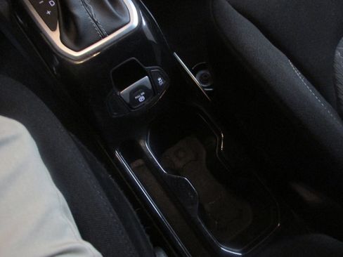 Used 2021 Jeep Renegade Latitude FWD image 34
