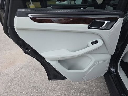 Used 2023 Porsche Macan S image 9