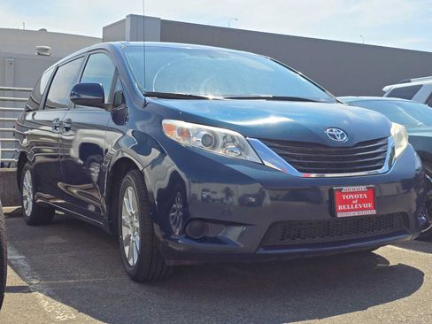 Used 2011 Toyota Sienna LE w/ Towing Pkg AWD/4WD image 3
