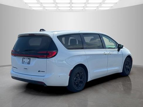 Certified 2024 Chrysler Pacifica Limited FWD image 6