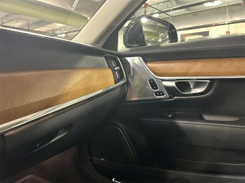 Used 2018 Volvo S90 T8 Inscription w/ Convenience Package image 20