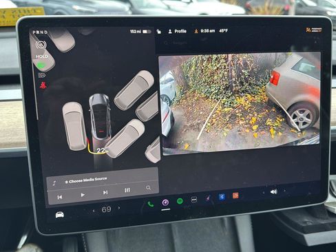 Used 2022 Tesla Model Y Long Range image 10