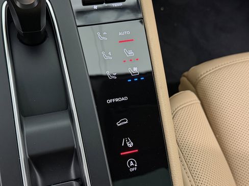 Certified 2025 Porsche Macan AWD/4WD image 38