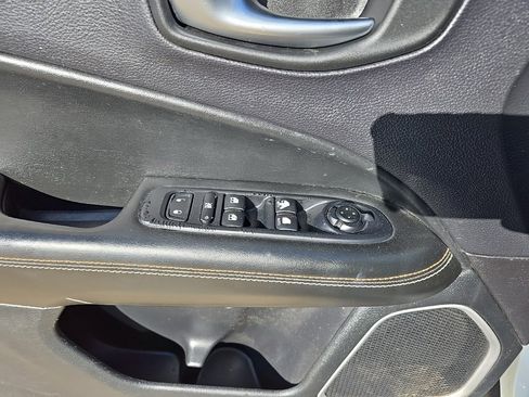 Used 2018 Jeep Compass Latitude image 32