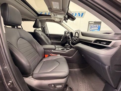 Used 2024 Toyota Highlander XLE AWD/4WD image 14