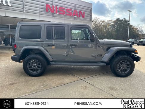 Used 2020 Jeep Wrangler Unlimited Sahara image 13