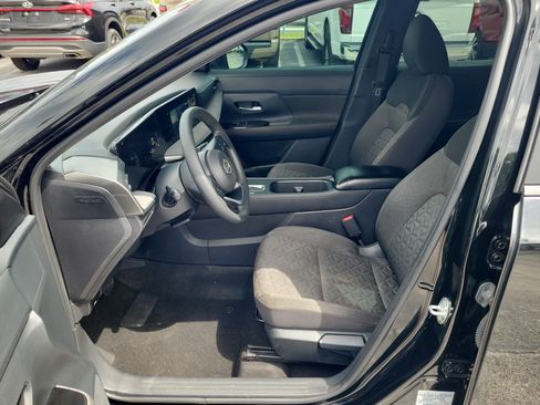 Certified 2025 Nissan Kicks SV w/ Charging Package FWD image 10