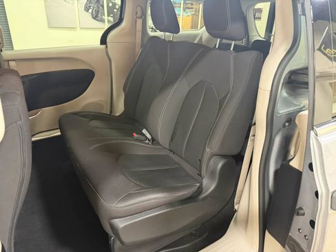 Used 2021 Chrysler Voyager L FWD image 29