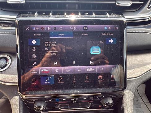 Used 2023 Jeep Grand Cherokee Limited w/ Luxury Tech Group II image 22