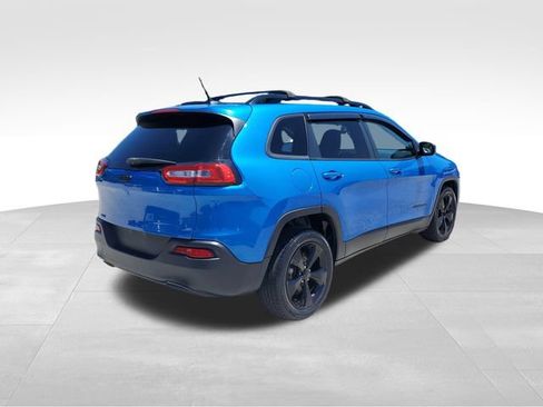 Used 2018 Jeep Cherokee Latitude w/ Altitude Package FWD image 4