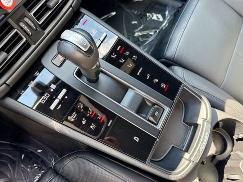 Certified 2025 Porsche Macan AWD/4WD image 30