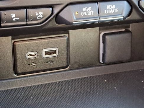 Certified 2024 Chevrolet Suburban Premier image 28