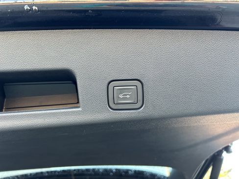 Used 2025 GMC Acadia Elevation image 8