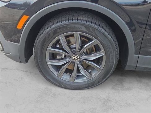Used 2022 Volkswagen Tiguan SE image 2