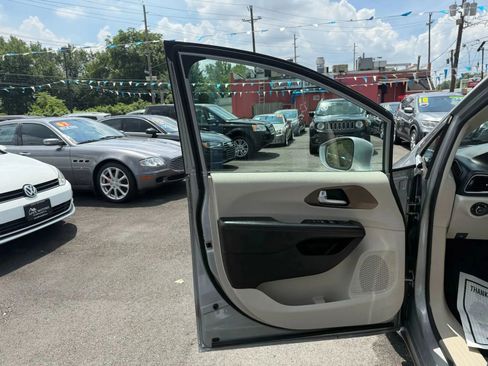 Used 2017 Chrysler Pacifica Touring-L w/ Tire & Wheel Group image 16