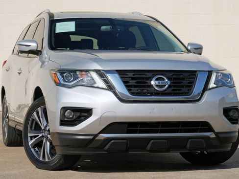 Used 2020 Nissan Pathfinder Platinum FWD image 2