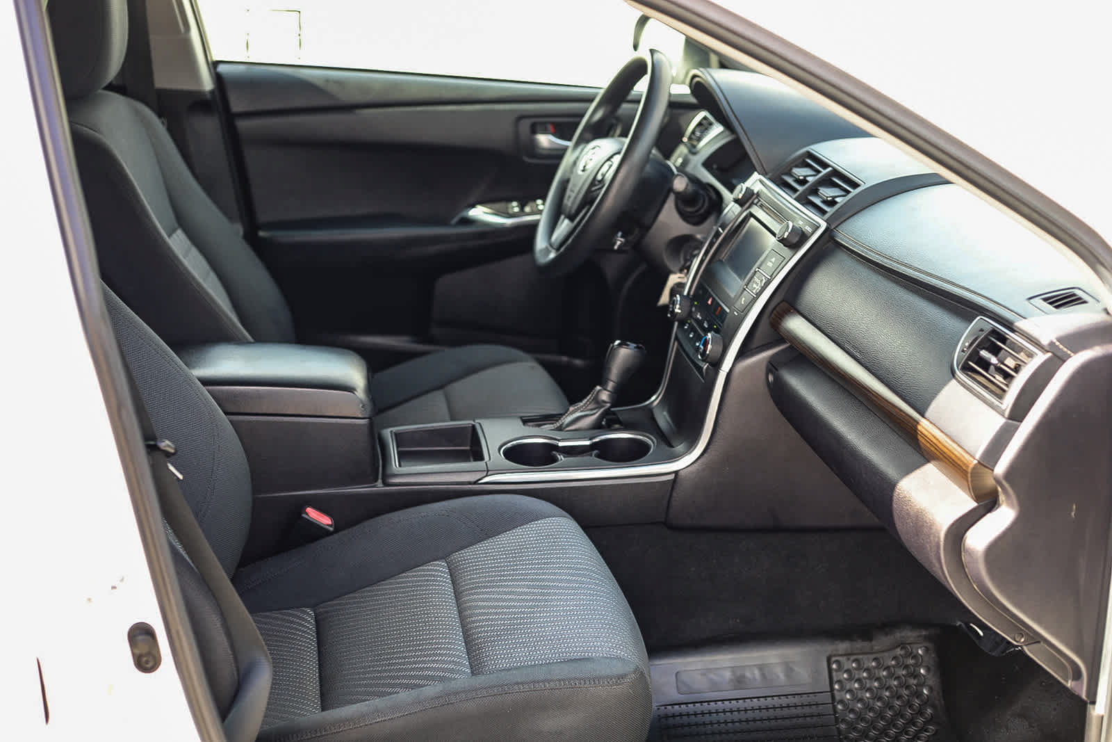 Used 2015 Toyota Camry LE FWD image 16