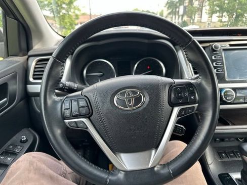 Used 2019 Toyota Highlander XLE AWD/4WD image 42