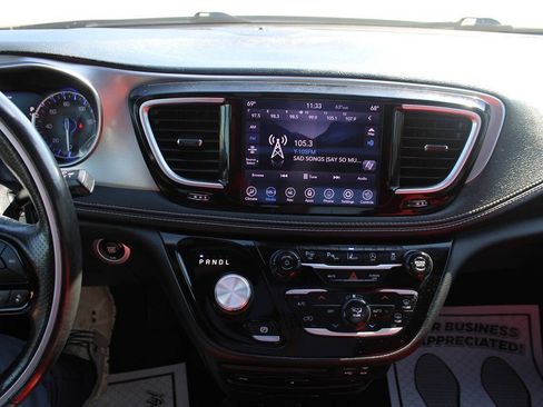 Used 2020 Chrysler Pacifica Limited w/ Quick Order Package 27H Red S FWD image 17